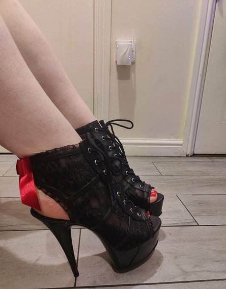Naakte gelekte OnlyFans-foto van Kaytiesfeet