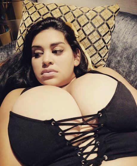 Naakte gelekte OnlyFans-foto van Jennifer Busty Latina