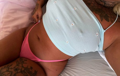 Naakte gelekte OnlyFans-foto van Inkedblondieeee