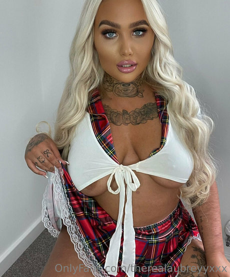 Naakte gelekte OnlyFans-foto van Inkedblondieeee