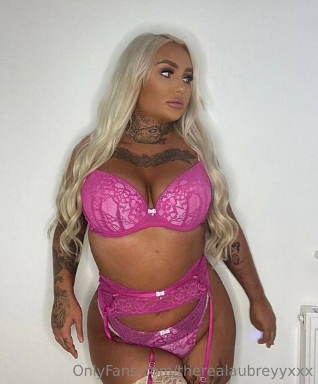 Naakte gelekte OnlyFans-foto van Inkedblondieeee
