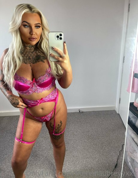 Naakte gelekte OnlyFans-foto van Inkedblondieeee