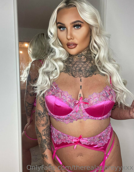 Naakte gelekte OnlyFans-foto van Inkedblondieeee