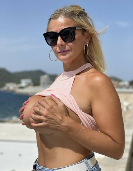 Naakte gelekte OnlyFans-foto van Lady Dina