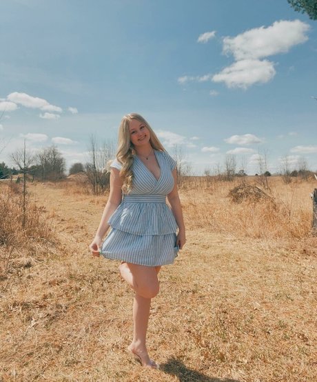 Naakte gelekte OnlyFans-foto van Anya Marie