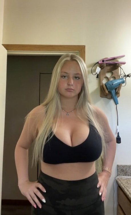 Naakte gelekte OnlyFans-foto van Anya Marie
