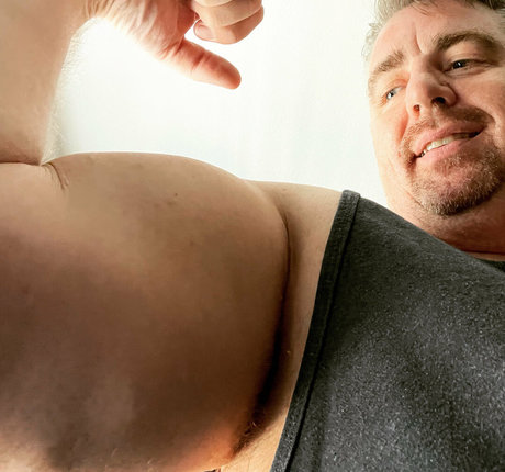 Naakte gelekte OnlyFans-foto van Outihulk