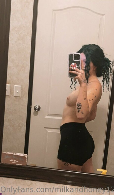 Naakte gelekte OnlyFans-foto van Milkandhoney1201