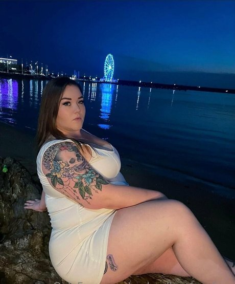 Naakte gelekte OnlyFans-foto van Realmollysplacefree