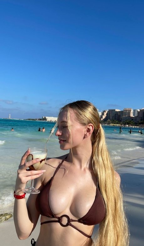 Naakte gelekte OnlyFans-foto van Sophiailysm
