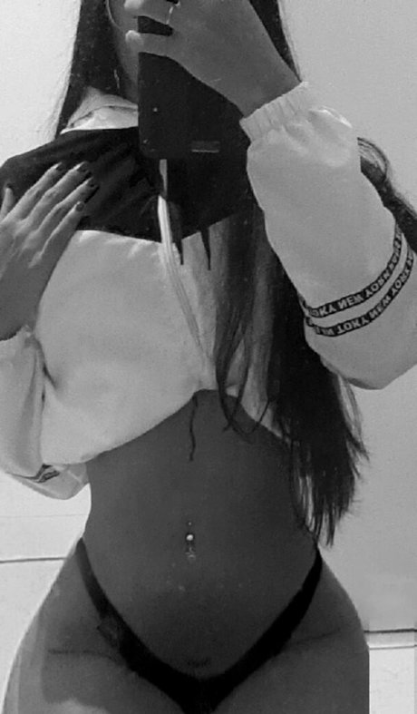 Naakte gelekte OnlyFans-foto van Oliveiiranatt
