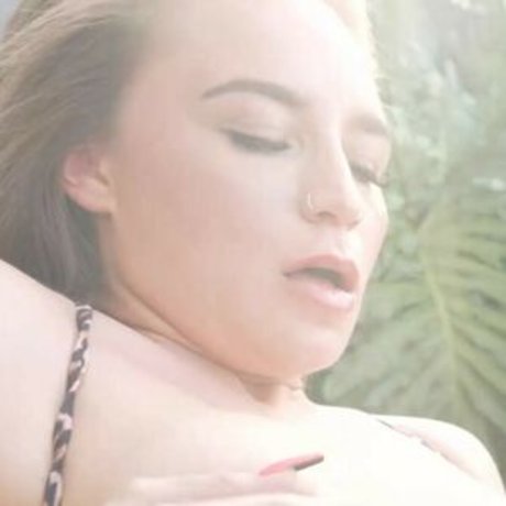 Naakte gelekte OnlyFans-foto van Natalie Brooke