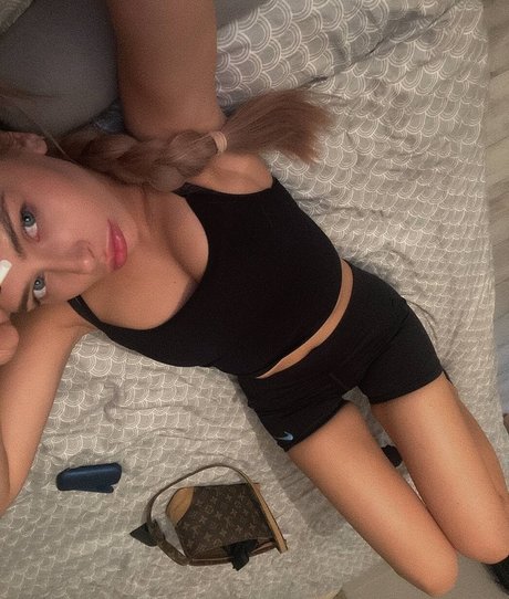 Naakte gelekte OnlyFans-foto van Mihalina Novakovskaya