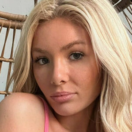 Naakte gelekte OnlyFans-foto van Elainavice