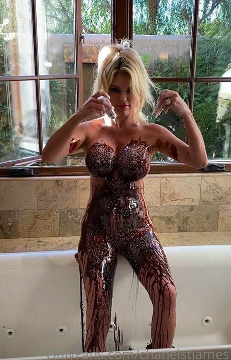 Naakte gelekte OnlyFans-foto van Chanelstjames