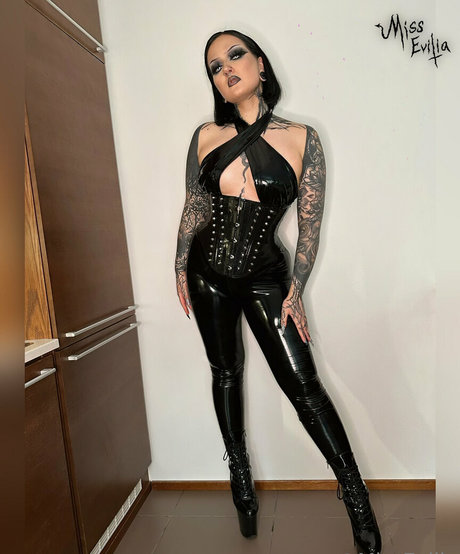 Naakte gelekte OnlyFans-foto van Misseviliafree