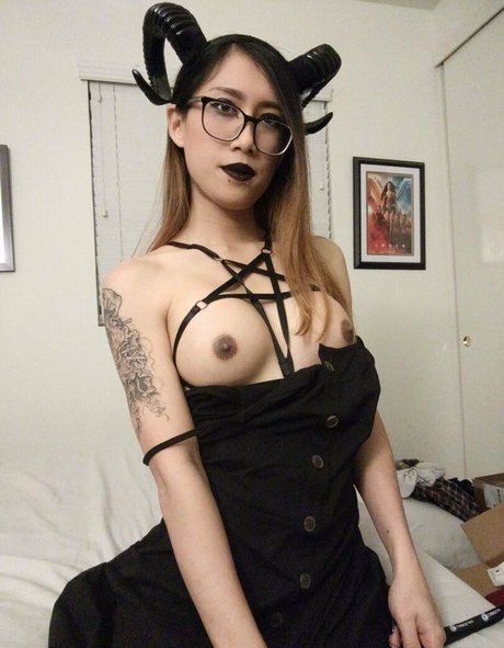 Naakte gelekte OnlyFans-foto van Skellytan