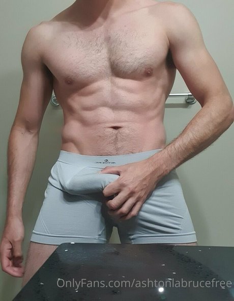 Naakte gelekte OnlyFans-foto van Ashtonlabrucefree