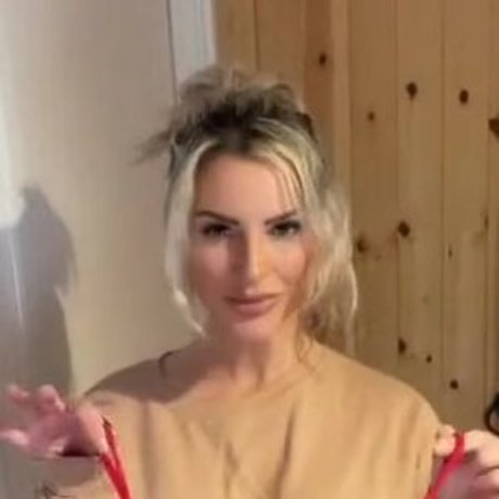 Naakte gelekte OnlyFans-foto van Holly J Genevieve