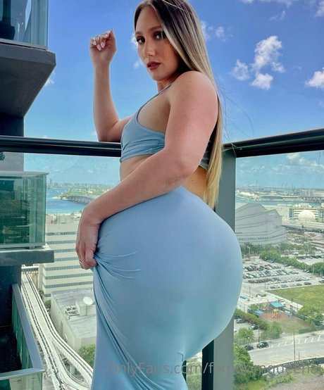 Naakte gelekte OnlyFans-foto van Femdomqueenaj