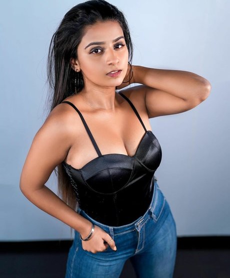 Naakte gelekte OnlyFans-foto van Suhana Khan