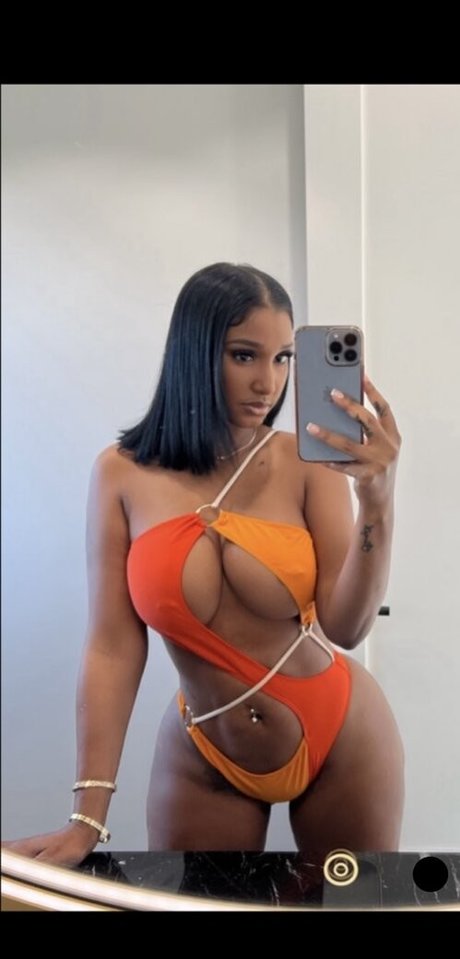 Naakte gelekte OnlyFans-foto van Bernice Burgos