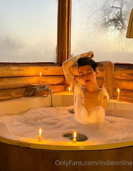 Naakte gelekte OnlyFans-foto van Indieonline