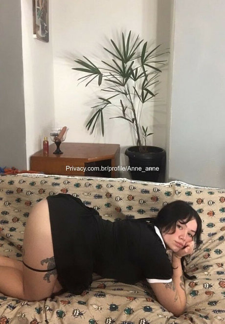 Naakte gelekte OnlyFans-foto van Anne Noeme