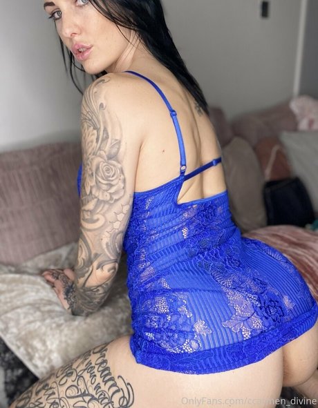 Naakte gelekte OnlyFans-foto van Carmendivinefree