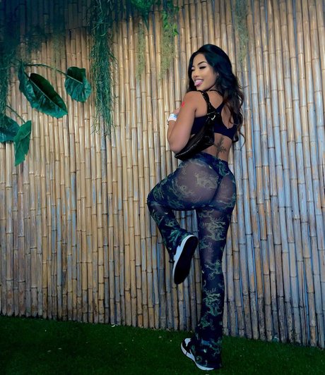 Naakte gelekte OnlyFans-foto van Louaira