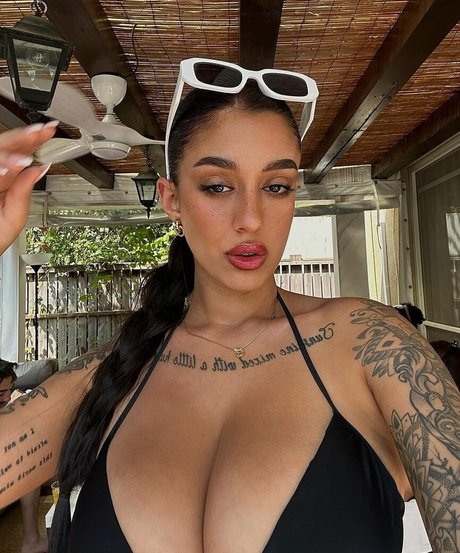 Naakte gelekte OnlyFans-foto van May Bakshi