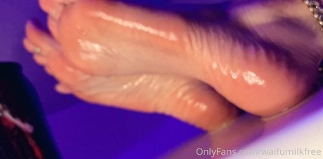 Naakte gelekte OnlyFans-foto van Waifufeetmilkpaid