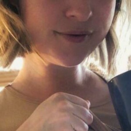 Naakte gelekte OnlyFans-foto van Elisanextdoor