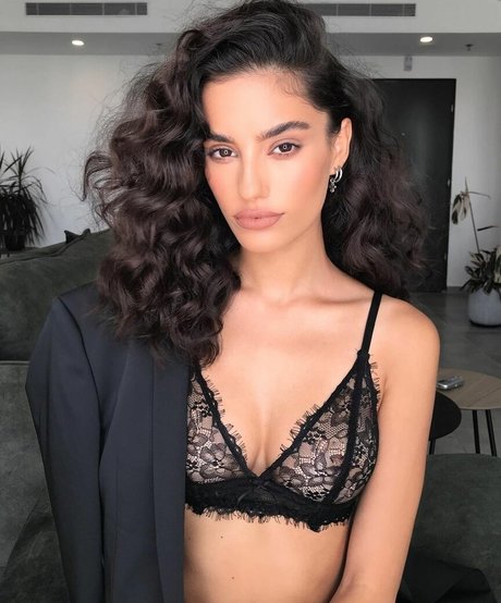 Naakte gelekte OnlyFans-foto van Naomi Eliav