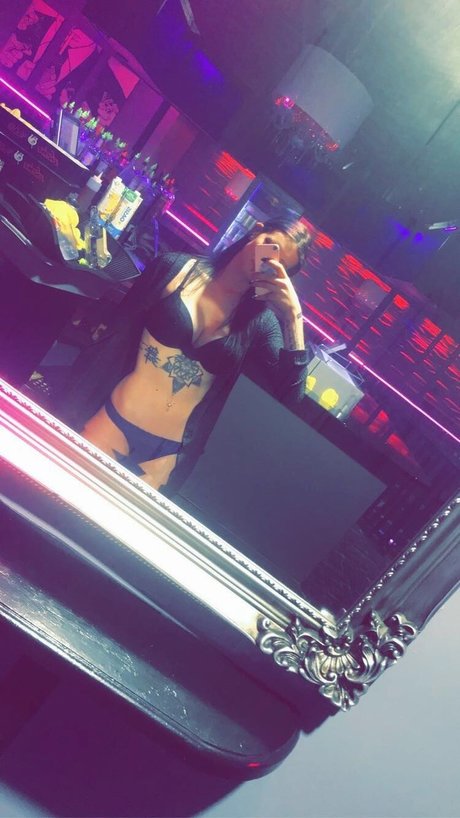 Naakte gelekte OnlyFans-foto van Keni