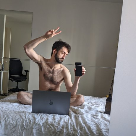 Naakte gelekte OnlyFans-foto van Dan