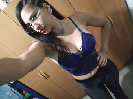 Naakte gelekte OnlyFans-foto van Dani Zak