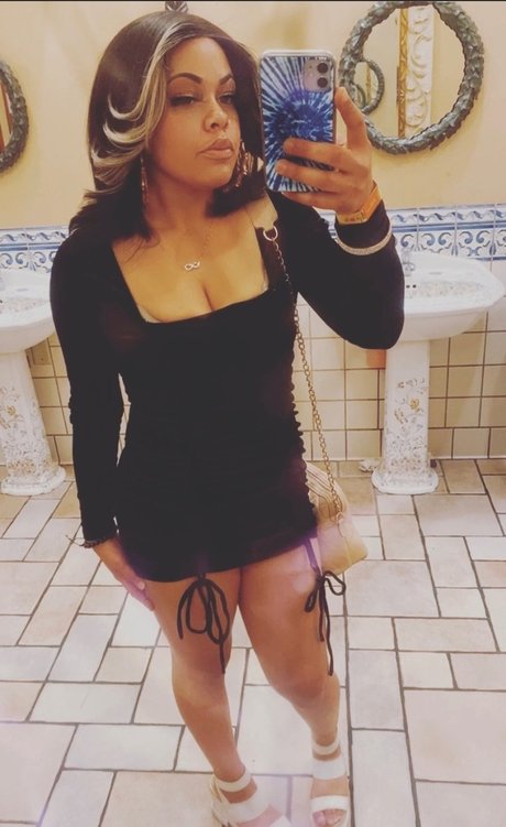 Naakte gelekte OnlyFans-foto van Neveahbabii
