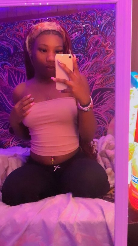 Naakte gelekte OnlyFans-foto van Luh Strawberry