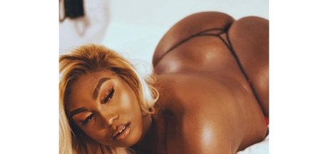 Naakte gelekte OnlyFans-foto van Exotic Doll