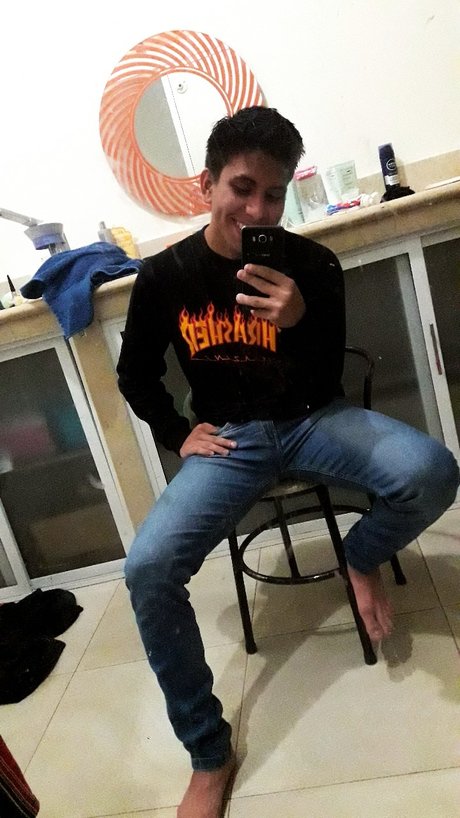 Naakte gelekte OnlyFans-foto van Elias Samuel