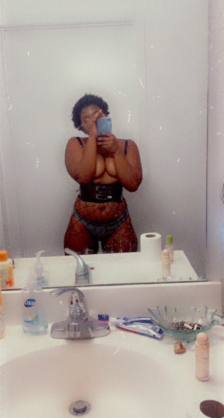 Naakte gelekte OnlyFans-foto van Princess Peony Top 15