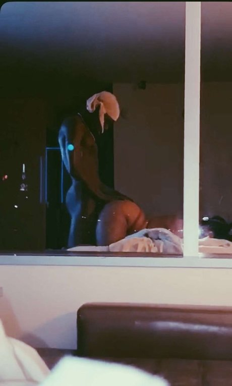 Naakte gelekte OnlyFans-foto van Demon
