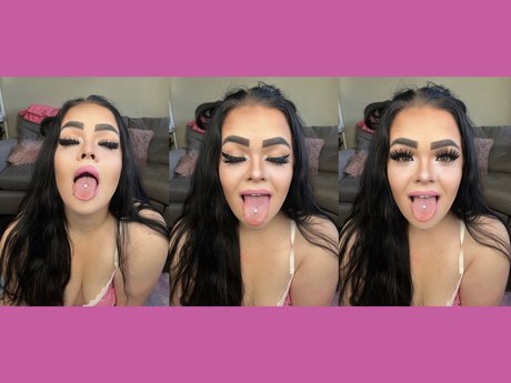 Naakte gelekte OnlyFans-foto van  Goth Girly 