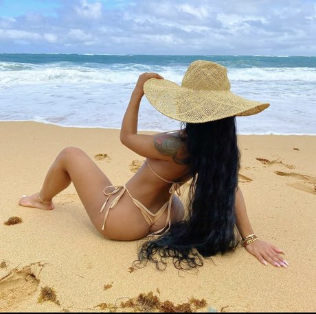 Naakte gelekte OnlyFans-foto van Baddassbella
