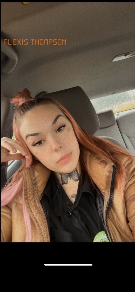 Naakte gelekte OnlyFans-foto van Get Wet With Lexx 