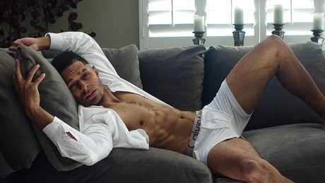 Naakte gelekte OnlyFans-foto van Bad Boy Blondie