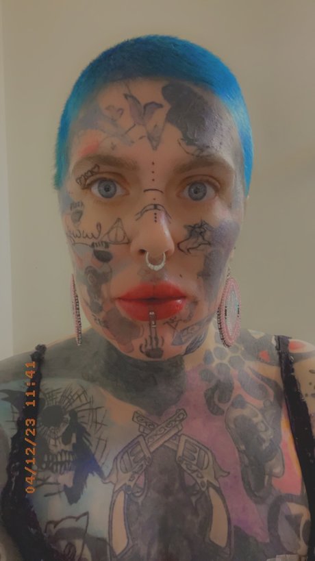 Naakte gelekte OnlyFans-foto van Queen Bee