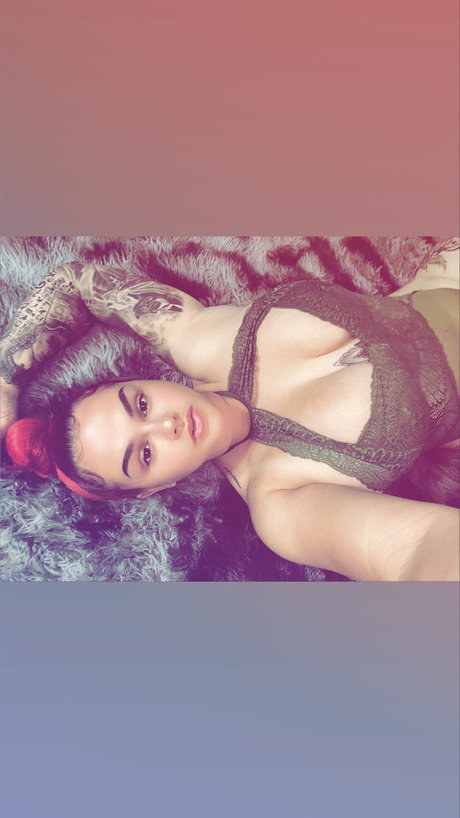 Naakte gelekte OnlyFans-foto van Qu33n