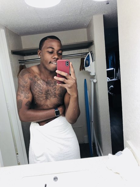 Naakte gelekte OnlyFans-foto van Shottakeem
